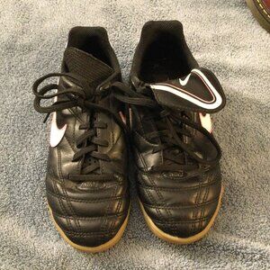 Nike Soccer Shoes Nike Tiempo Natural III IC Indoor Court Unisex Size 1.5 EUC